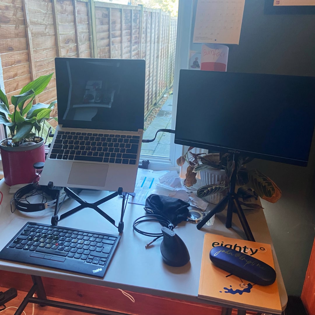 flexsta protable monitor stand being used with Azropa portable monitor screen
